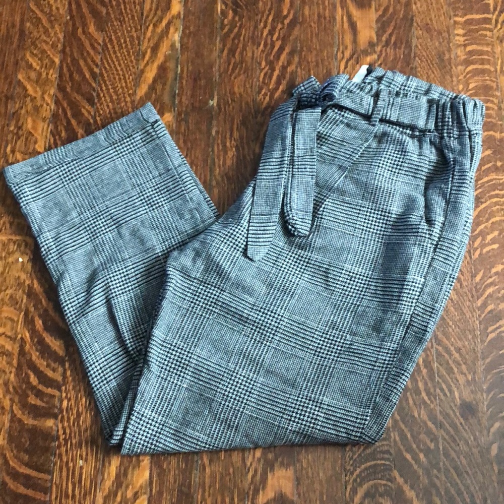 Pattern pants right above ankle